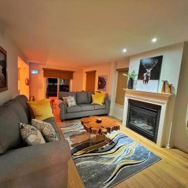 Chalet Blue Mountain 3BR & 3BTH Walk-in to Village，位于蓝山的酒店