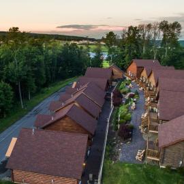 The Lodges at Sunset Village，位于麦克亨利的酒店