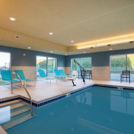 Holiday Inn Express & Suites - Beloit by IHG，位于伯洛伊特的酒店