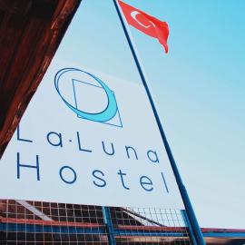 La Luna Hostel，位于博德鲁姆的酒店