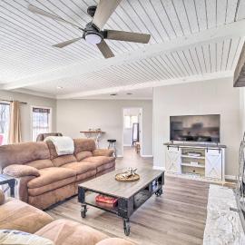Dock + Lake Access! Updated Cottage in Afton，位于Afton的酒店