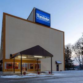 Travelodge by Wyndham Cleveland Airport，位于布鲁克帕克的酒店