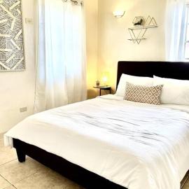 beautiful 4 bedroom tumon house，位于塔穆宁的酒店