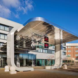 Radisson Hotel and Conference Centre London Heathrow，位于希灵登的酒店