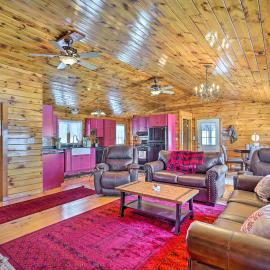Bemus Point Retreat ~ 3 Mi to Chautauqua Lake，位于Bemus Point的酒店