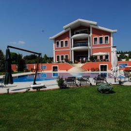Silivri Gazitepe'de 3 katlı, havuzlu lüks villa，位于锡利夫里的酒店