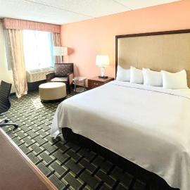Fairbridge Hotel Cleveland East,位于威克利夫的酒店