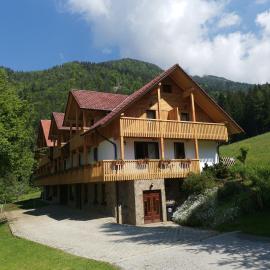 Turistična Kmetija Zgornji Zavratnik，位于卢斯的酒店
