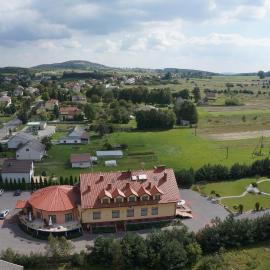 Hotel & Restauracja Okrąglak，位于亨齐内的酒店