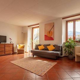 Casa al Sole - Bellissimo appartamento con terrazza e vista lago，位于米努西奥的酒店