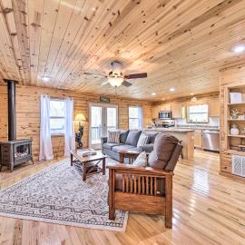 Scenic Murphy Escape with Hot Tub & Fire Pit!，位于墨菲的酒店