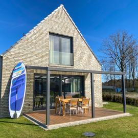Haus am See mit Sauna und Kamin，位于Barßel的酒店