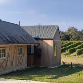 NEST- Luxury Vineyard Accommodation，位于Rowella的酒店