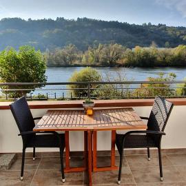 Ferienhaus Inselblick in Traumlage mit Balkon und Panoramablick，位于摩泽尔河畔的泽尔的酒店