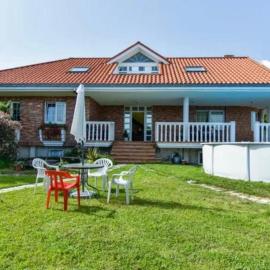 Villa tranquila con piscina y jardín "el Cachivache"，位于林克勒斯的酒店