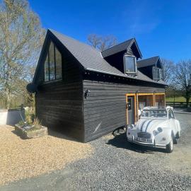 The Sans Souci Estate - The Chalet Studio Apartment, Adults Only，位于Châtelus-Malvaleix的酒店