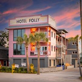 Hotel Folly with Marsh and Sunset Views,位于富丽海滩的酒店