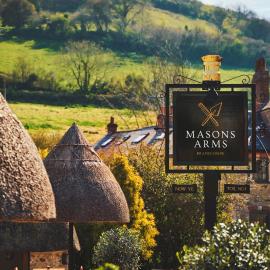 The Masons Arms，位于布兰斯科姆的酒店