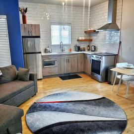 LuxQuarters Kitimat River Suite，位于Kitimat的酒店