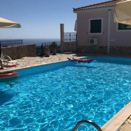 Sarantos Pool Suites，位于拉基索拉的酒店