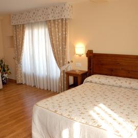 Aparthotel Tres Caminos，位于El Grado的酒店