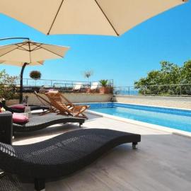 Apartments Villa Golden View，位于特罗吉尔的酒店