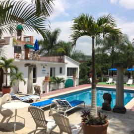 Hotel Bajo el Volcan，位于库埃纳瓦卡的酒店