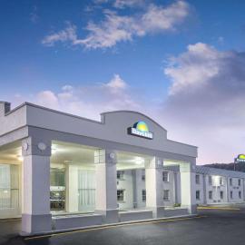 Days Inn by Wyndham Roanoke Hollins Near I-81，位于罗阿诺的酒店
