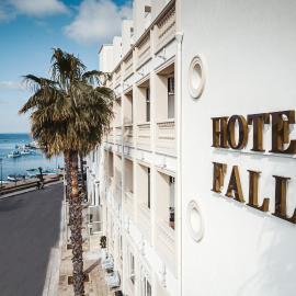 Hotel Falli，位于切萨雷奥港的酒店