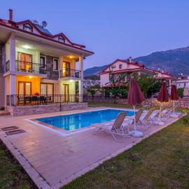 Infinity Opal Villa，位于厄吕代尼兹的酒店