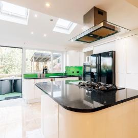 Luxury Unique Townhouse with Hottub & Pizza Oven，位于博尔顿的酒店