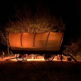 Cozy Wild West Covered Wagon next to River，位于格兰茨帕斯的酒店