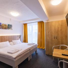Hotel Svět，位于特热邦的酒店