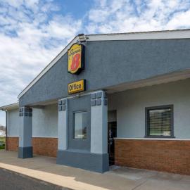 Super 8 by Wyndham Newcomerstown,位于Newcomerstown的酒店
