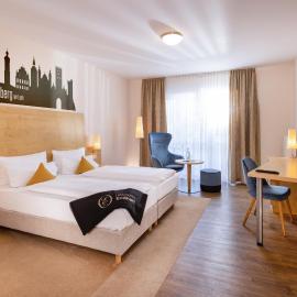 Landhotel Endhart，位于莱希河畔兰茨贝格的酒店