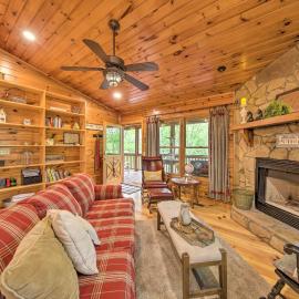 Peaceful Blue Ridge Cabin w/ Decks & Fire Pit，位于蓝岭的酒店