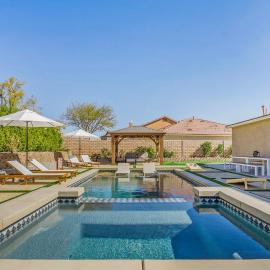 GAMEROOM, King Beds, Movie Projector, Heated Saltwater Pool, Golf and Games!，位于印地欧的酒店