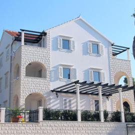 Apartments Villa La Riva - Seafront accommodation，位于苏提万的酒店