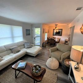 St Augustine Beach Condo 3/5 Min Walk Beach/Cafes，位于圣奥古斯丁的酒店
