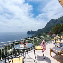 Belvedere apartament stunning sea view，位于纳拉诺的酒店