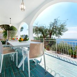 Incanto apartament stunning sea view，位于纳拉诺的酒店