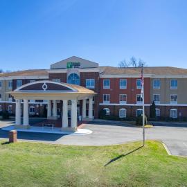 Holiday Inn Express Hotel & Suites Talladega by IHG,位于塔拉迪加的酒店