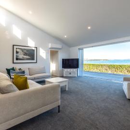 Driftwood Beach House with Spa Pool - Absolute Beachfront!，位于黑潭的酒店