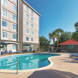 La Quinta by Wyndham Orlando UCF，位于奥兰多的酒店