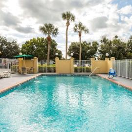 La Quinta by Wyndham Melbourne Viera，位于墨尔本的酒店