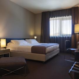 G Hotel Ancona，位于奥西莫的酒店