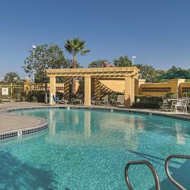 La Quinta Inn & Suites by Wyndham Ontario Airport,位于安大略的酒店