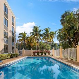 La Quinta Inn & Suites by Wyndham Sunrise,位于黎明城的酒店