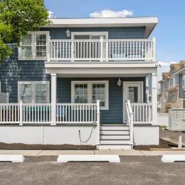 Beach Block Parking Modern Decor Porch，位于布里根泰恩的酒店