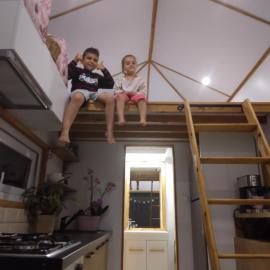Tiny House Dezmir，位于Sînnicoară的酒店